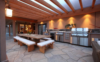 Outdoor kitchen in Vernon beneath a clear 25 mm three-wall Gallina PoliCarb roof