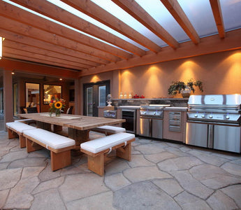 Outdoor kitchen in Vernon beneath a clear 25 mm three-wall Gallina PoliCarb roof